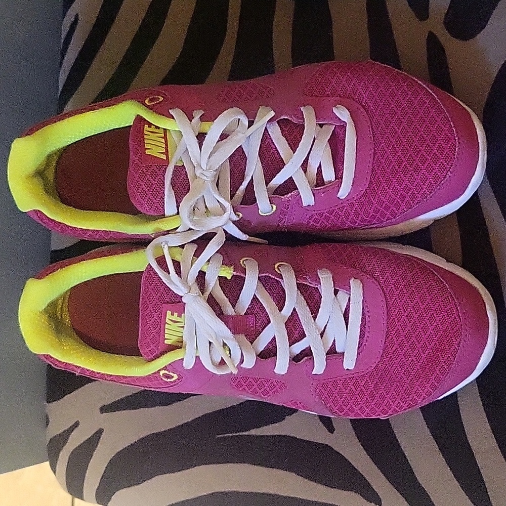 Womens Size 8 Nike Runners